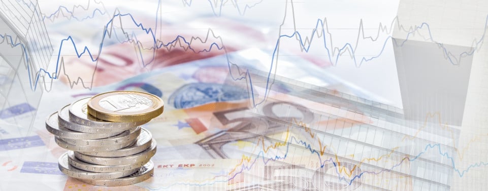 Euroscheine und Münzen. Im Hintergrund eine Aktienkurve oder die Kurve eines Wertpapierdepots. 