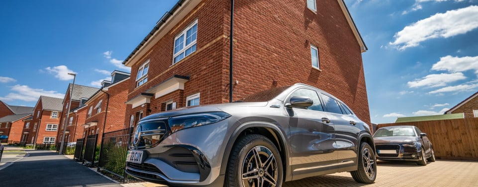 Auto fährt auf Straße ein