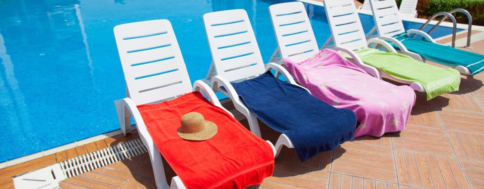 Liegen mit Handtüchern am Pool.
