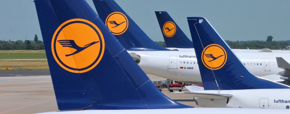 Flugzeuge von Lufthansa hintereinander auf dem Rollfeld. 
