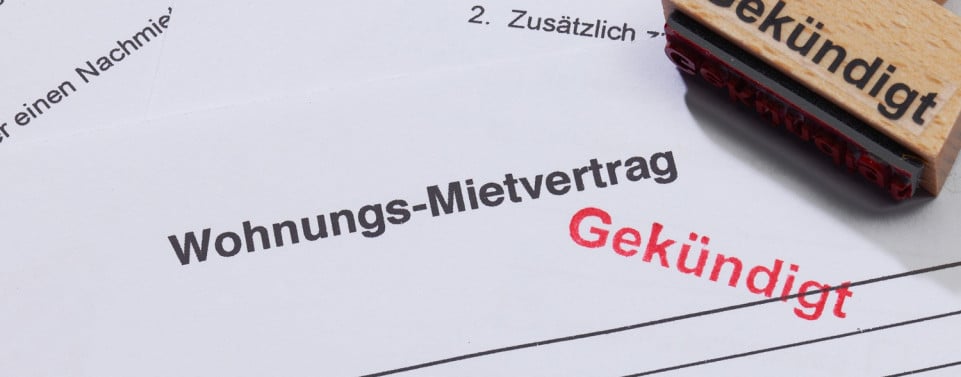 Wohnungsmietvertrag mit einem Stempel der "Gekündigt" zeigt. 