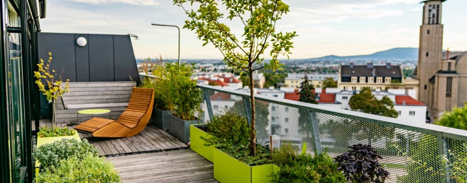 Dachterrasse mit Möbeln und Pflanzen. 