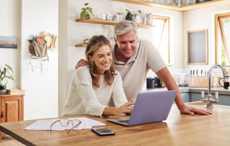 Älteres Paar erstellt einen Vertrag online