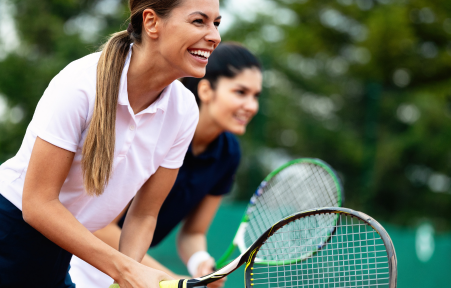 Glückliche Tennisspielerinnen
